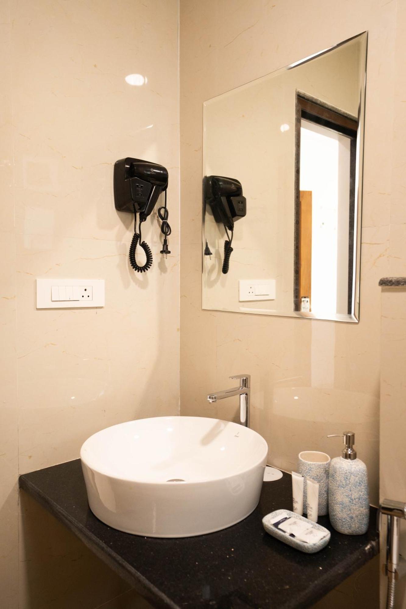 Mistral By The Sea Aparthotel บีนอลิม ภายนอก รูปภาพ